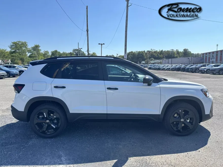2025 Volkswagen Taos SE photo 1