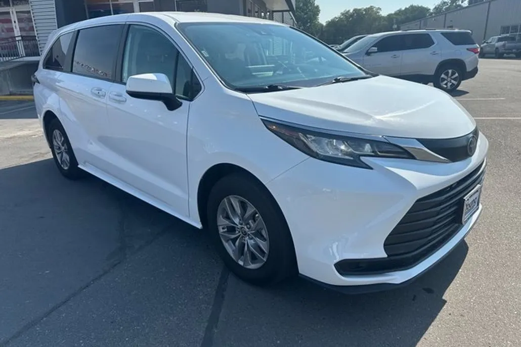 2022 Toyota Sienna LE photo 1