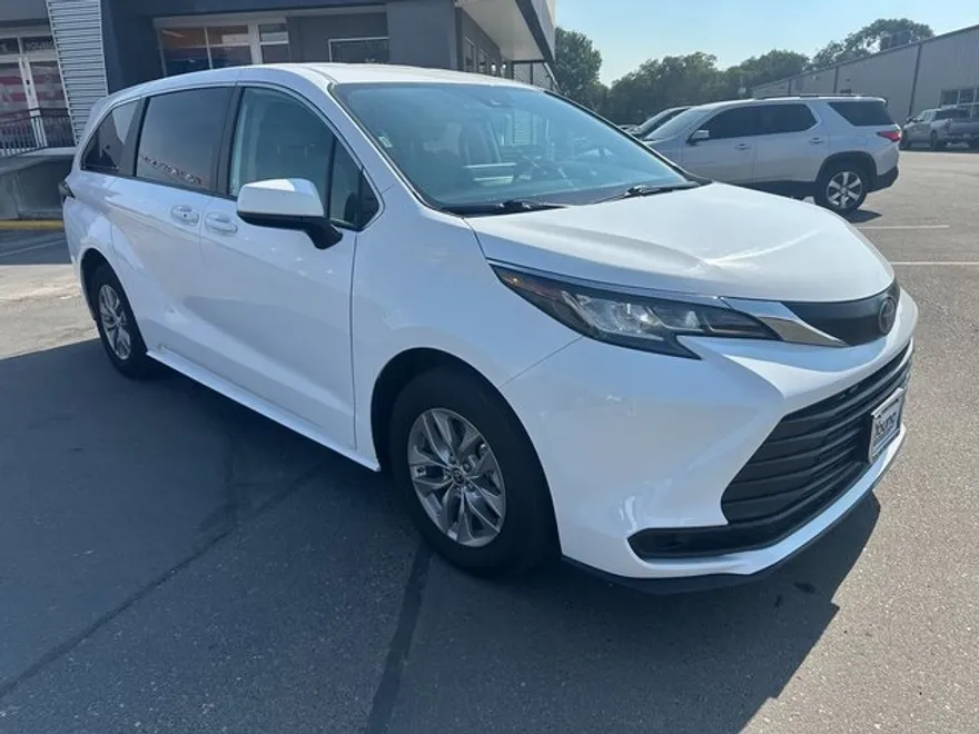 2022 Toyota Sienna LE photo 1