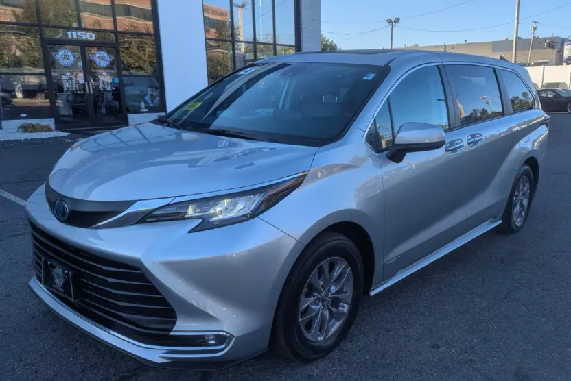 2021 Toyota Sienna XLE photo 1