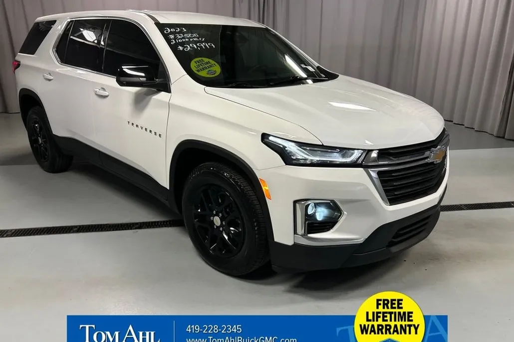 2023 Chevrolet Traverse LS photo 1