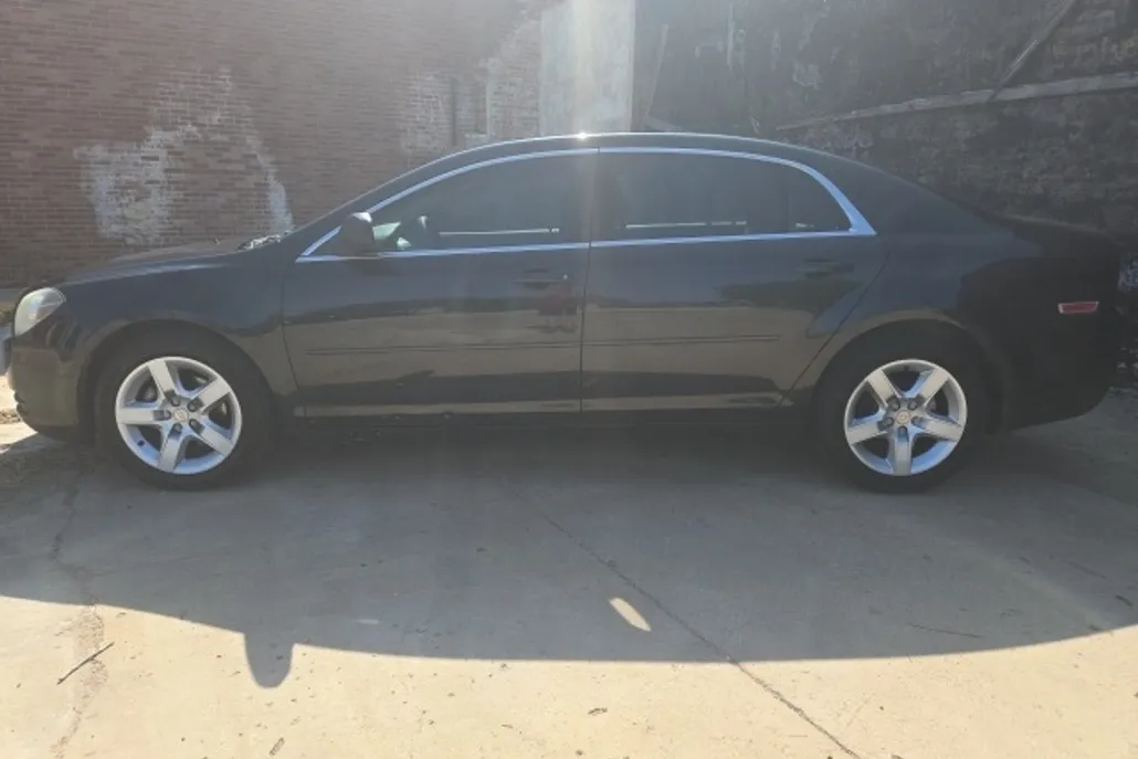 2010 Chevrolet Malibu LS photo 1