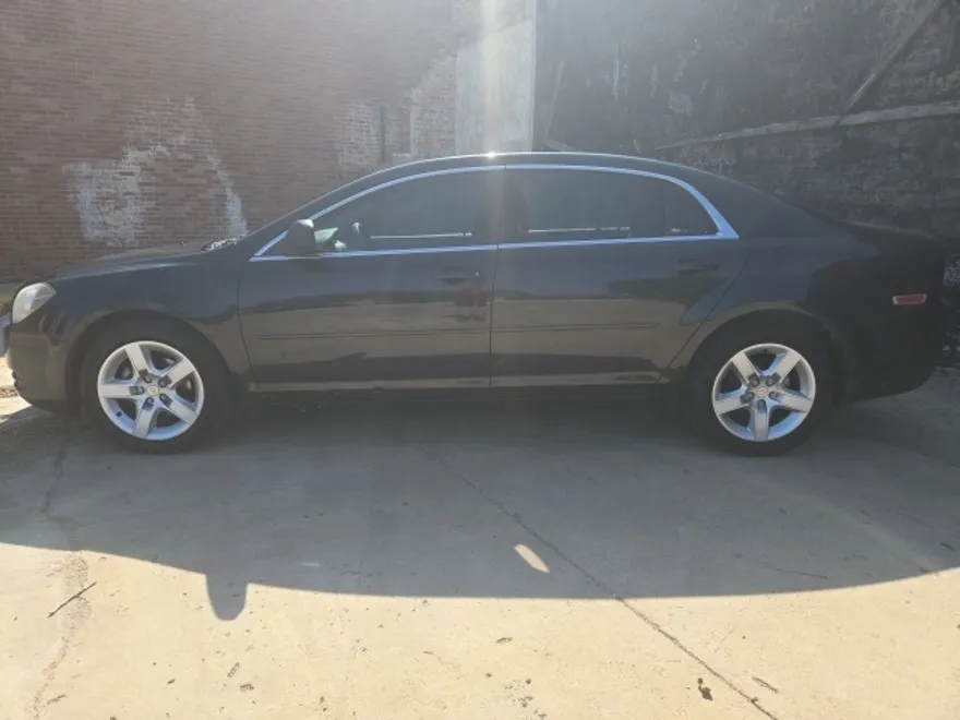 2010 Chevrolet Malibu LS photo 1
