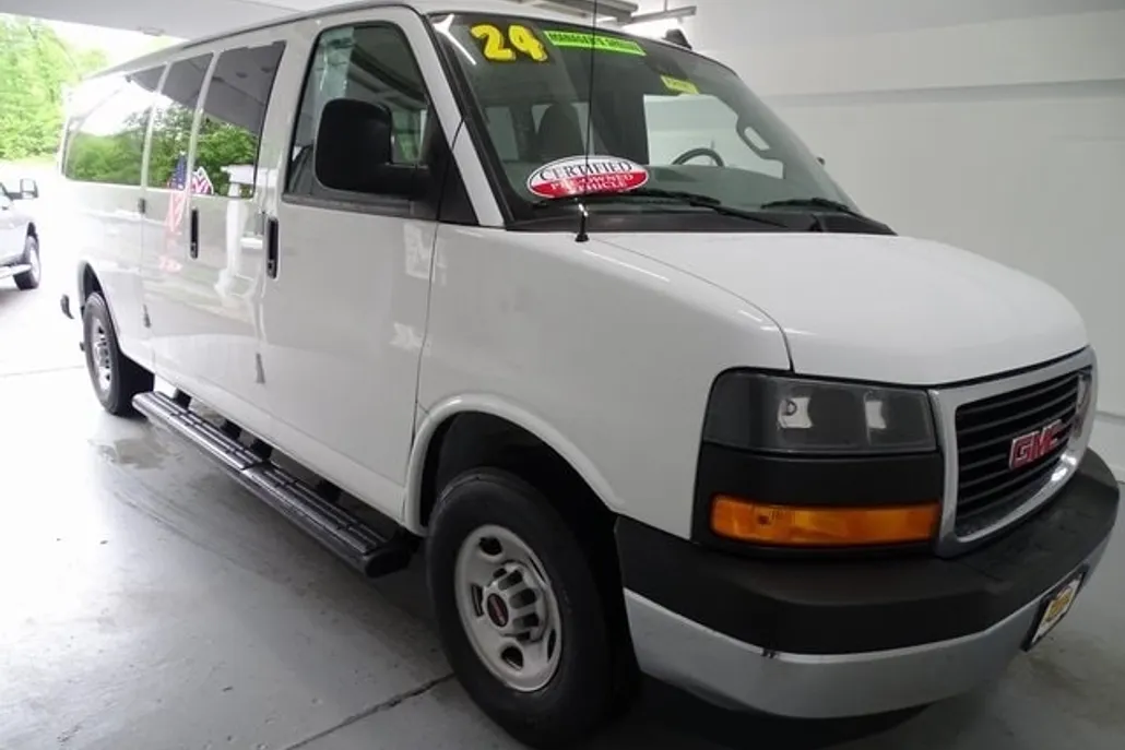 2024 Gmc Savana Passenger 3500 LT photo 1