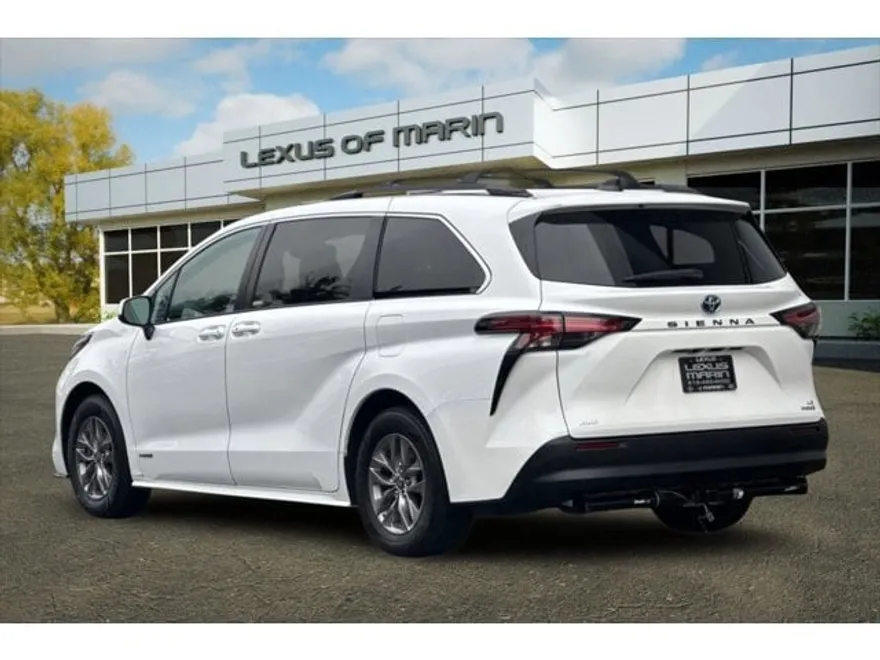 2021 Toyota Sienna LE photo 1