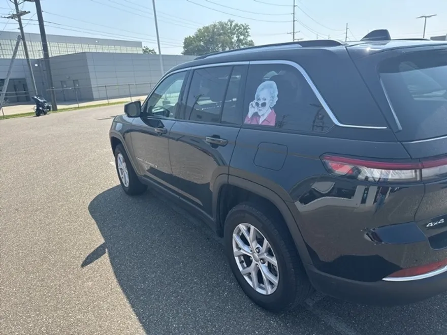 2022 Jeep Grand Cherokee Limited photo 1
