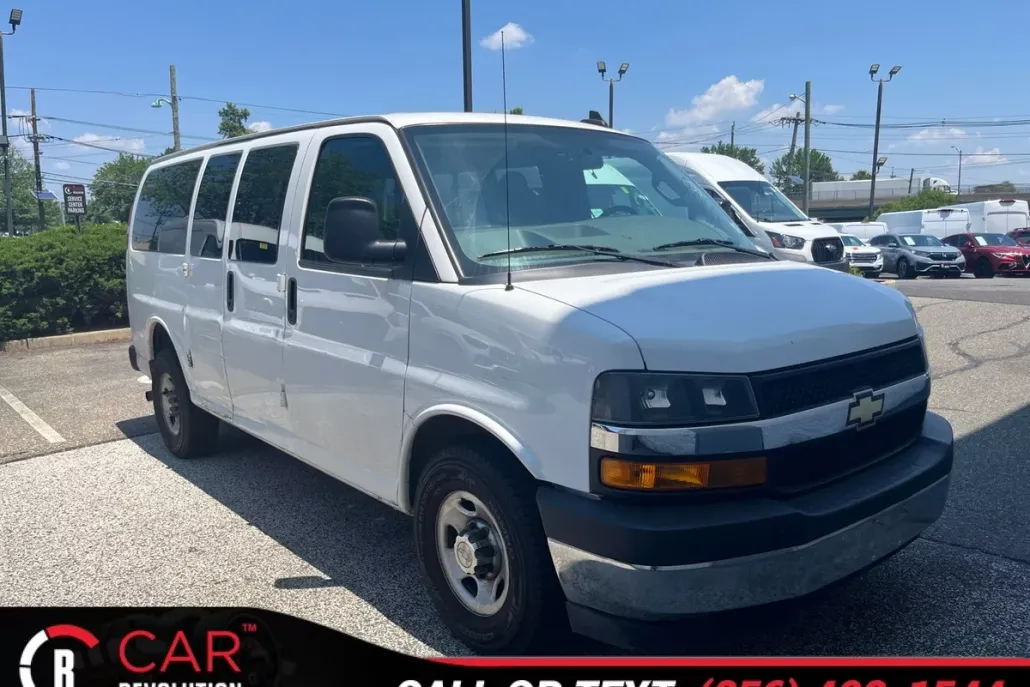 2018 Chevrolet Express Passenger 2500 LT photo 1