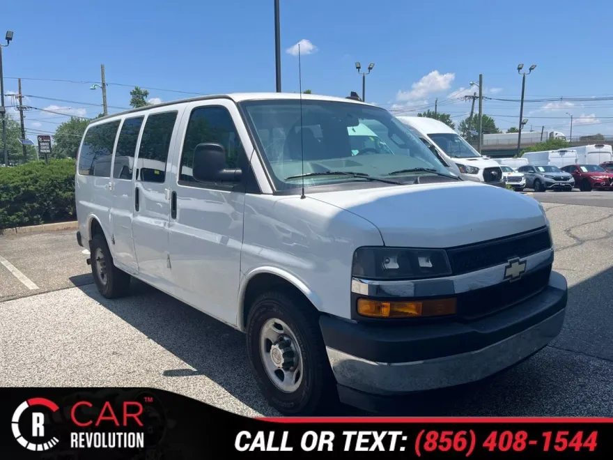 2018 Chevrolet Express Passenger 2500 LT photo 1