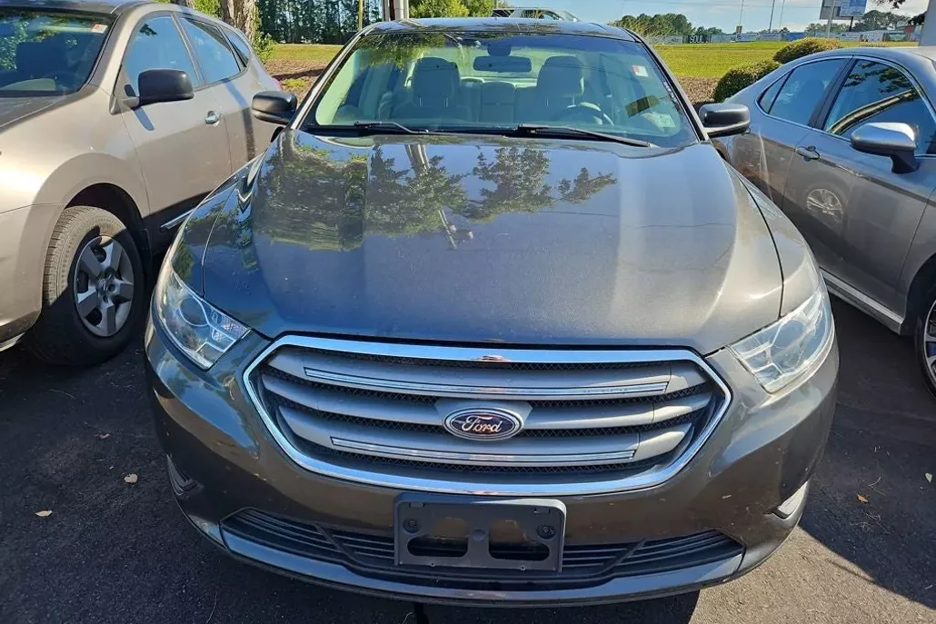 2017 Ford Taurus SE photo 1