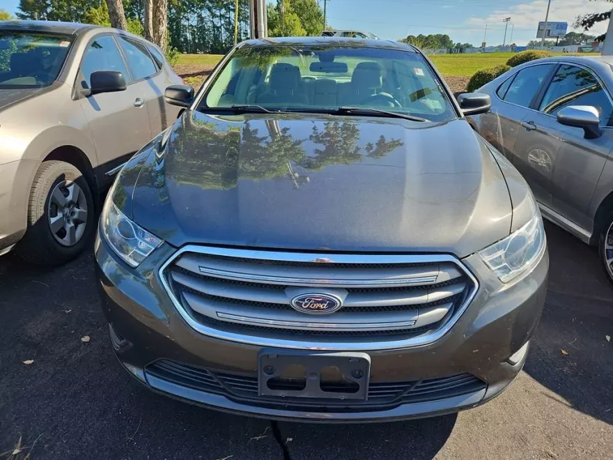 2017 Ford Taurus SE photo 1