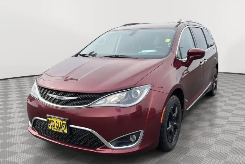 2017 Chrysler Pacifica Touring Plus photo 1
