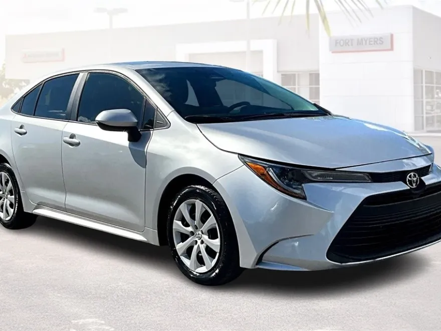 2024 Toyota Corolla LE photo 1