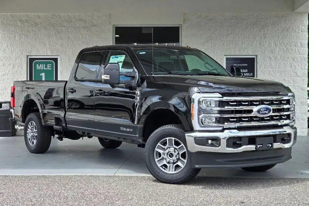2025 Ford F-250 Lariat photo 1