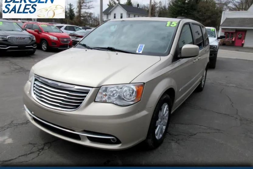 2015 Chrysler Town & Country Touring photo 1