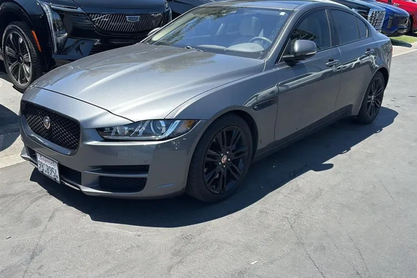 2017 Jaguar XE Prestige photo 1