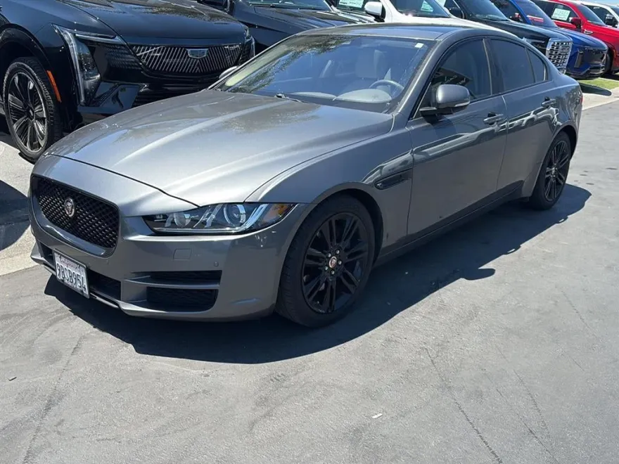 2017 Jaguar XE Prestige photo 1