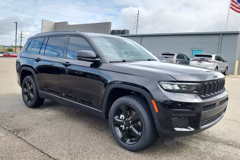 2023 Jeep Grand Cherokee Altitude photo 1