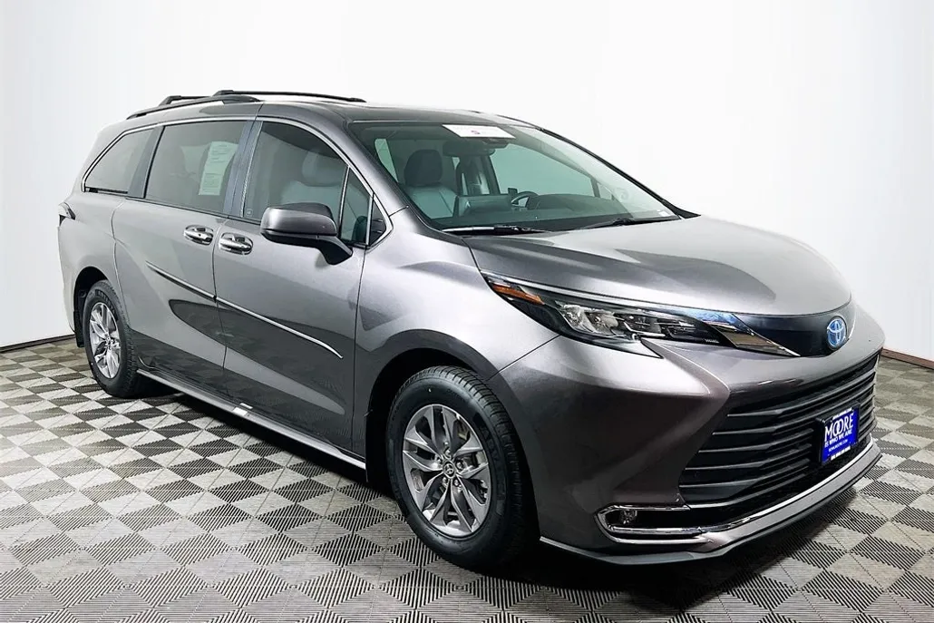 2024 Toyota Sienna XLE photo 1