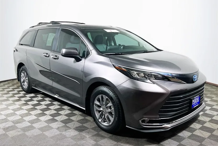 2024 Toyota Sienna XLE photo 1
