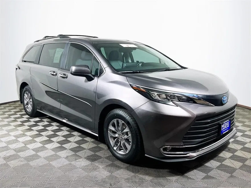 2024 Toyota Sienna XLE photo 1