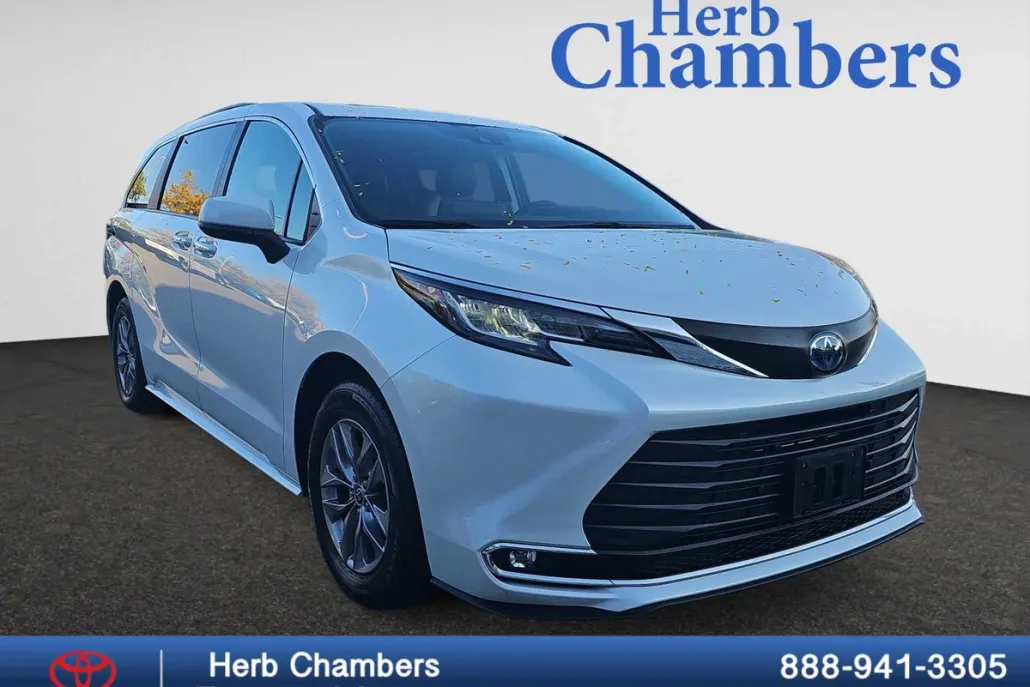 2023 Toyota Sienna XLE photo 1
