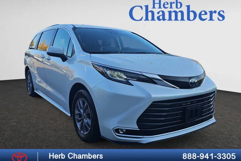 2023 Toyota Sienna XLE photo 1