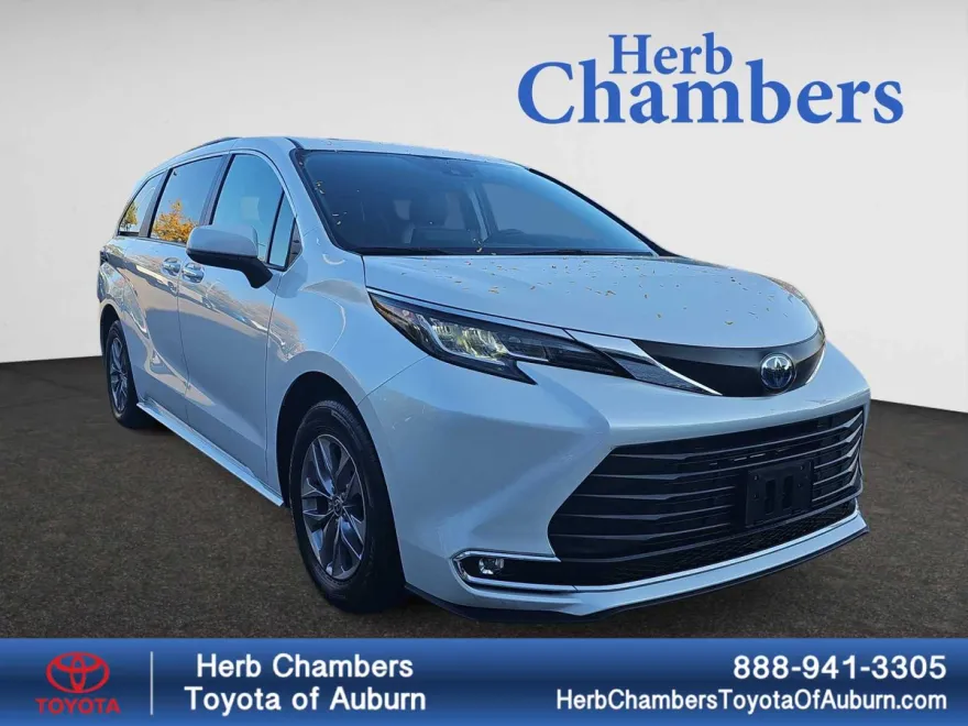 2023 Toyota Sienna XLE photo 1