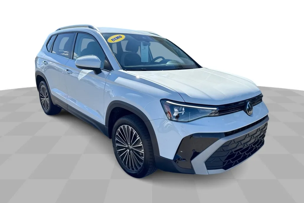 2025 Volkswagen Taos SE photo 1