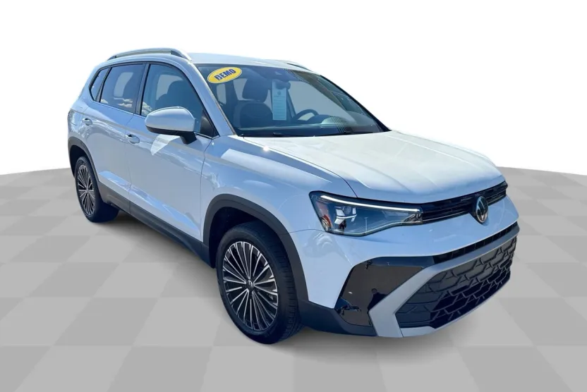 2025 Volkswagen Taos SE photo 1