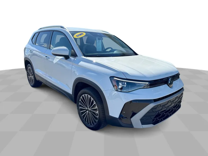 2025 Volkswagen Taos SE photo 1