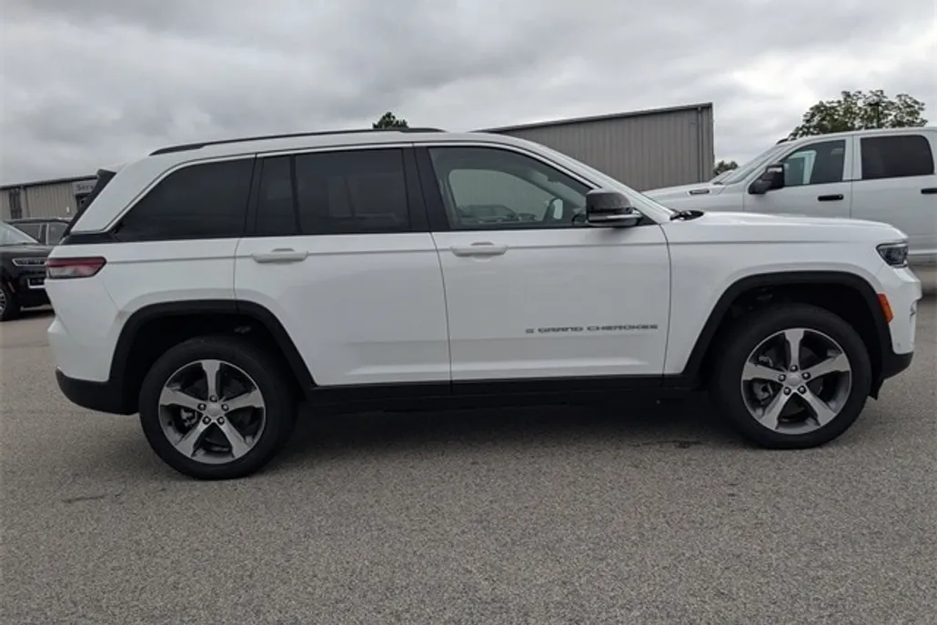 2023 Jeep Cherokee 4xe Sport photo 1