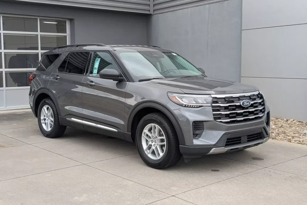 2025 Ford Explorer photo 1