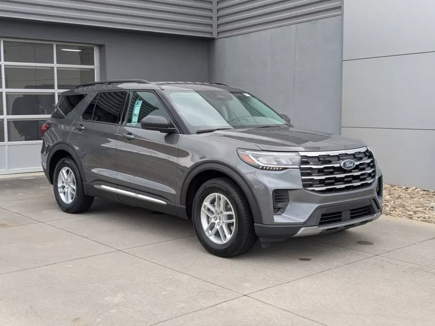 2025 Ford Explorer photo 1