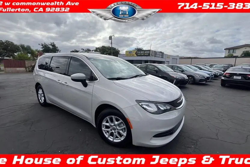 2017 Chrysler Pacifica Touring photo 1
