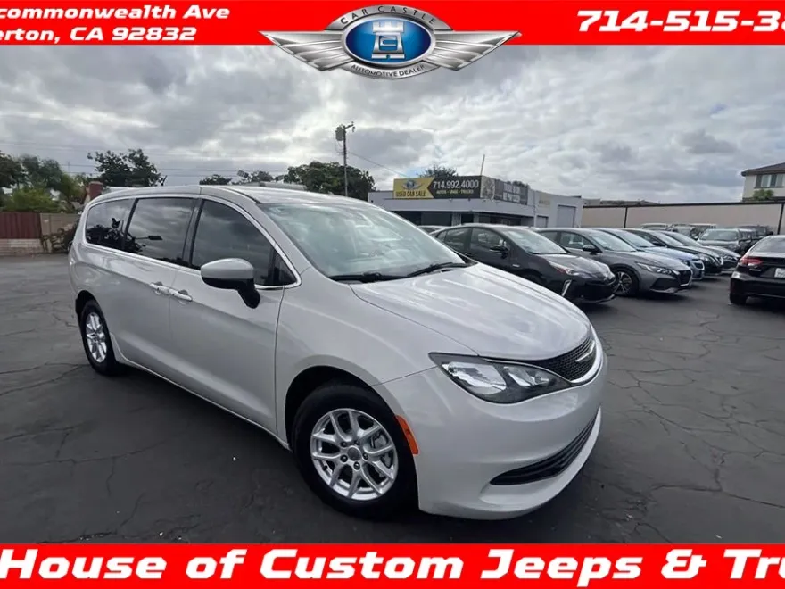 2017 Chrysler Pacifica Touring photo 1