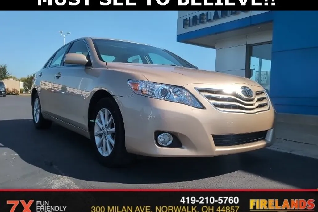 2011 Toyota Camry LE photo 1