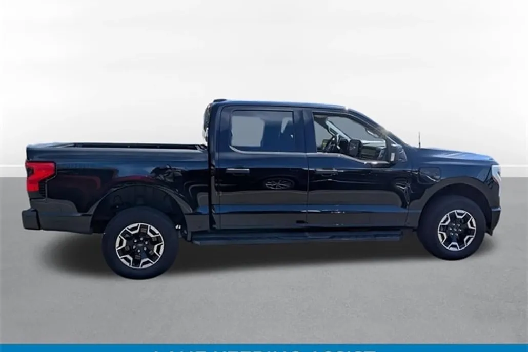 2022 Ford F-150 Lightning XLT photo 1