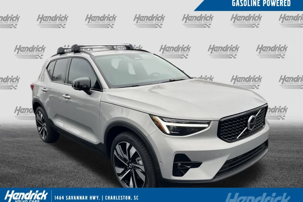2025 Volvo XC40 photo 1