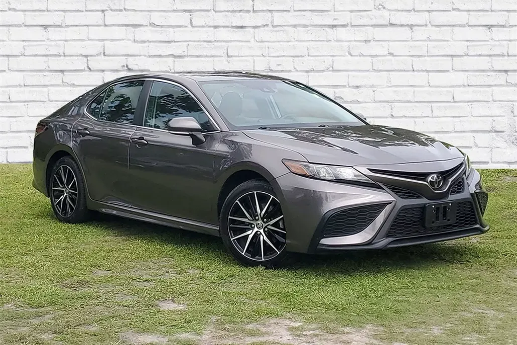 2022 Toyota Camry SE photo 1