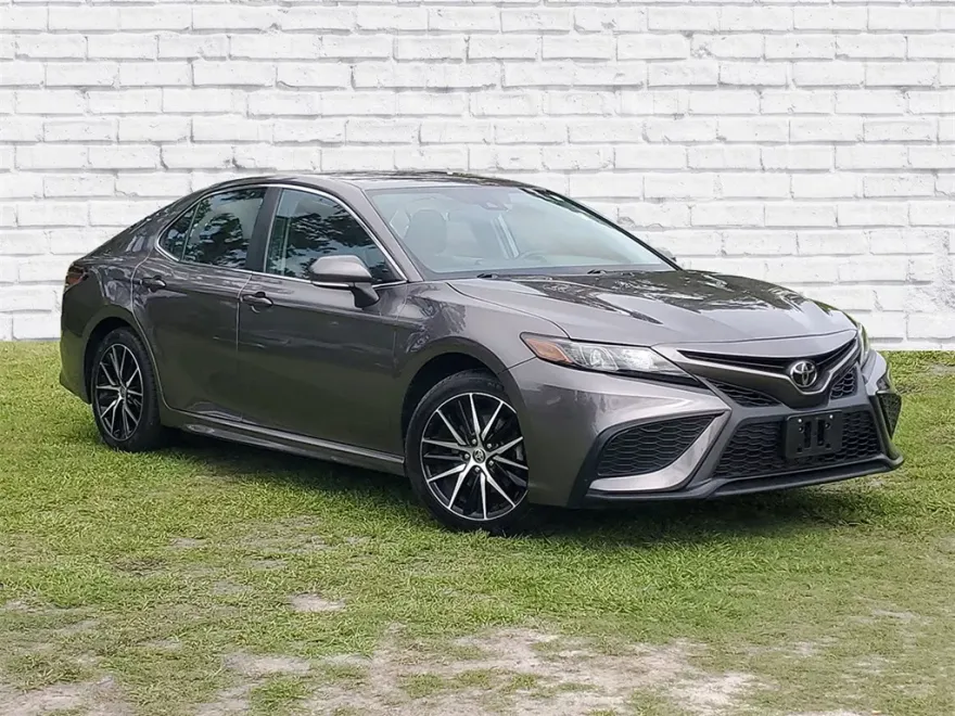 2022 Toyota Camry SE photo 1