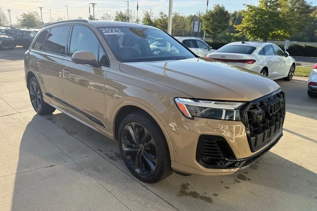 2025 Audi Q7 55 Premium Plus photo 1