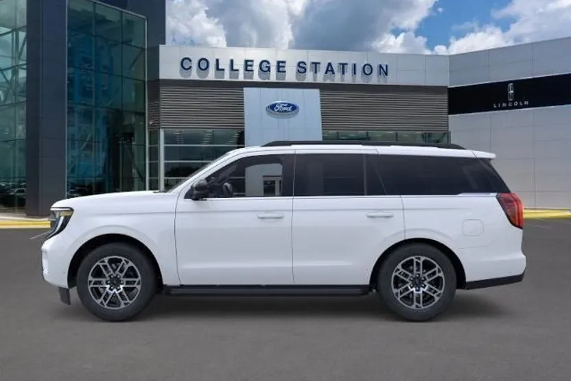 2025 Ford Expedition photo 1