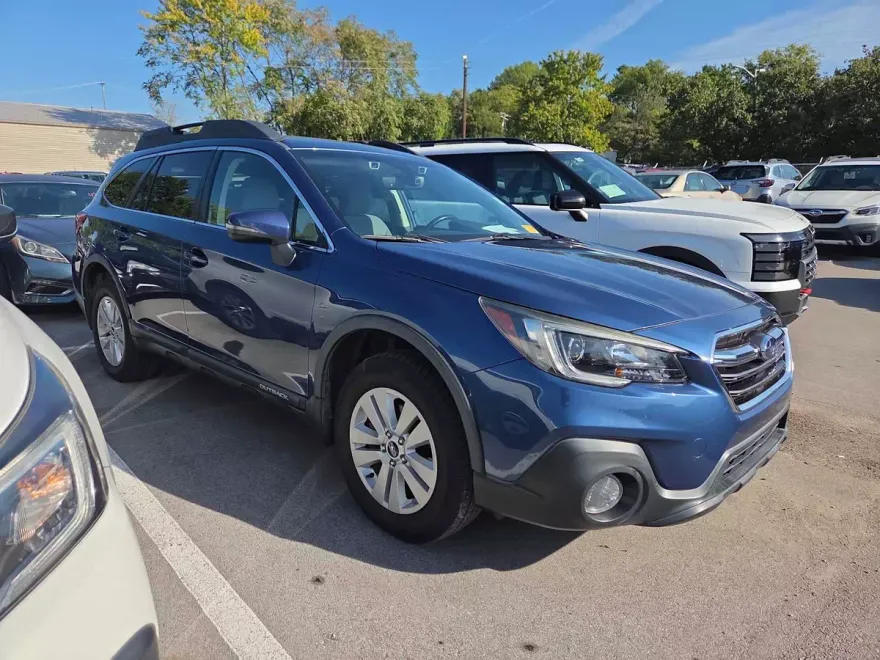 2019 Subaru Outback 2.5i Premium photo 1