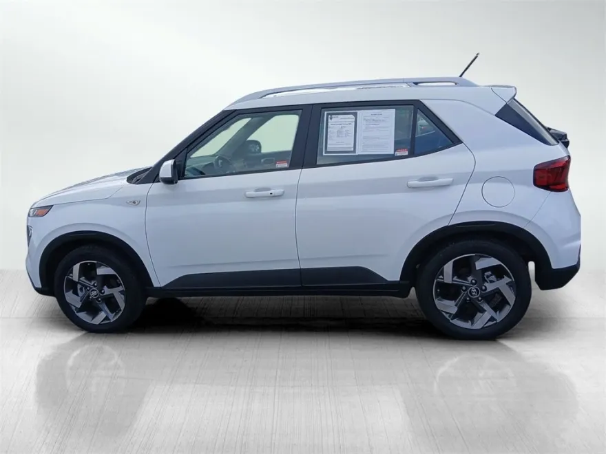 2024 Hyundai Venue SEL photo 1