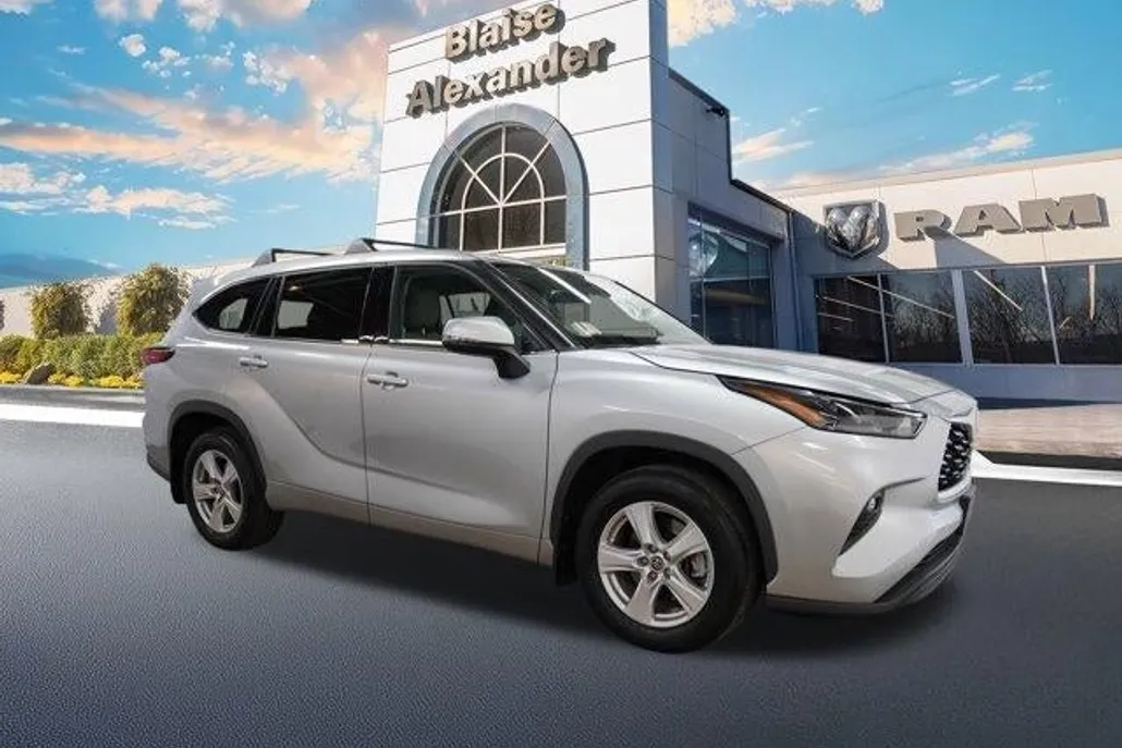 2022 Toyota Highlander LE SE photo 1