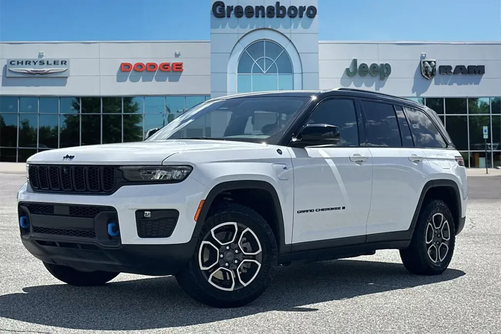 2022 Jeep Cherokee 4xe Trailhawk photo 1