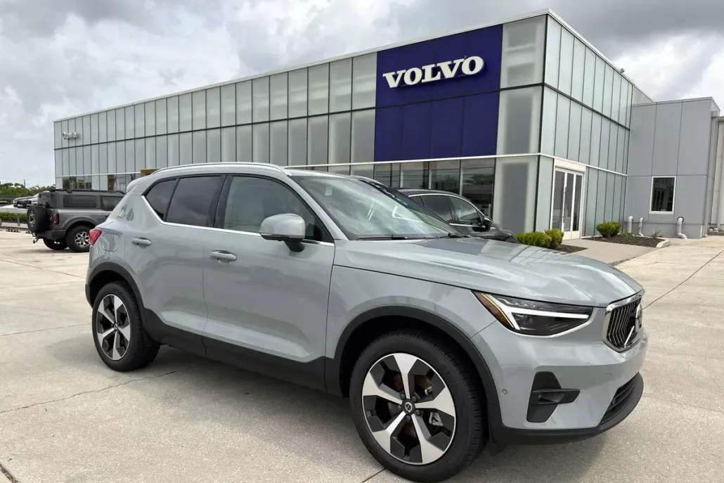 2025 Volvo XC40 Plus photo 1