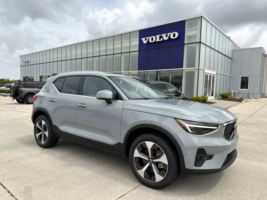 2025 Volvo XC40 Plus photo 1