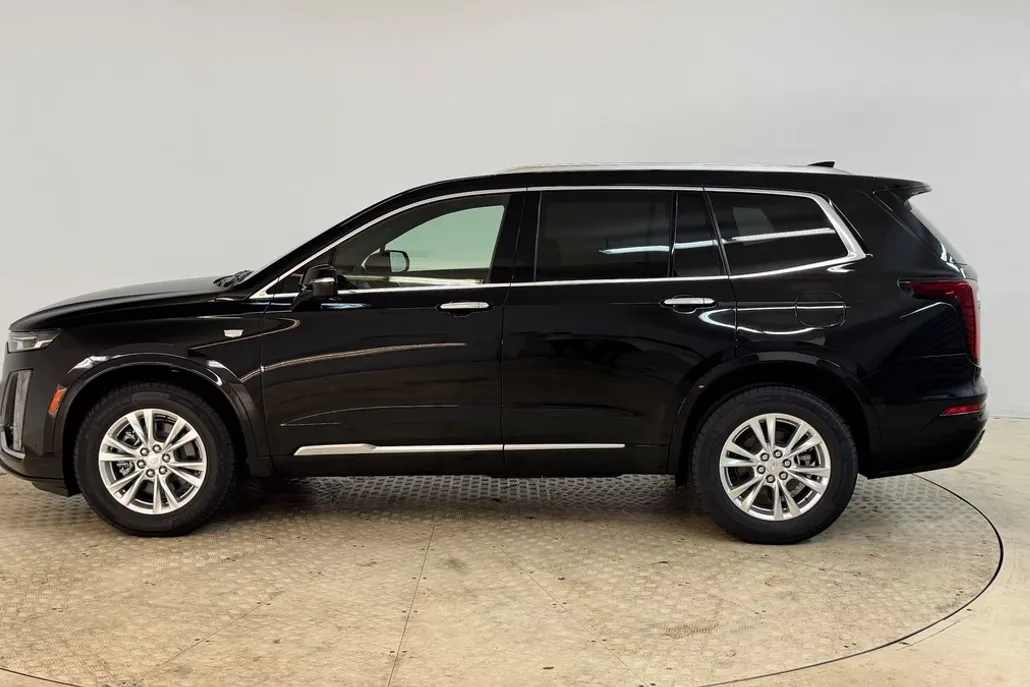 2025 Cadillac XT6 Luxury photo 1