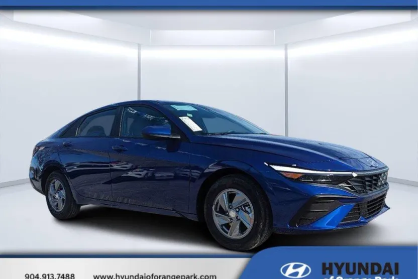 2025 Hyundai Elantra SE photo 1